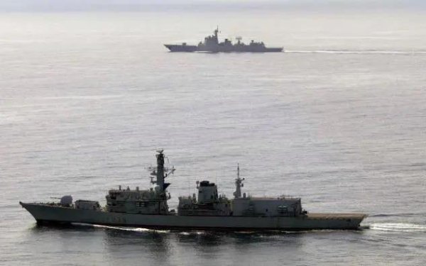 纵横配资 军舰硬闯台海，英媒竟倒打一耙：遭解放军“模拟攻击”